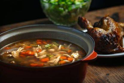 Esta sopa está hecha con restos de pollo asado