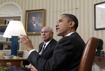 El presidente Barack Obama (derecha) habla con los periodistas después de su reunión con el ex secretario de Estado Colin Powell, a su lado, sobre la importancia de ratificar el Nuevo Tratado START, en el Despacho Oval de la Casa Blanca en Washington, el 1 de diciembre de 2010.