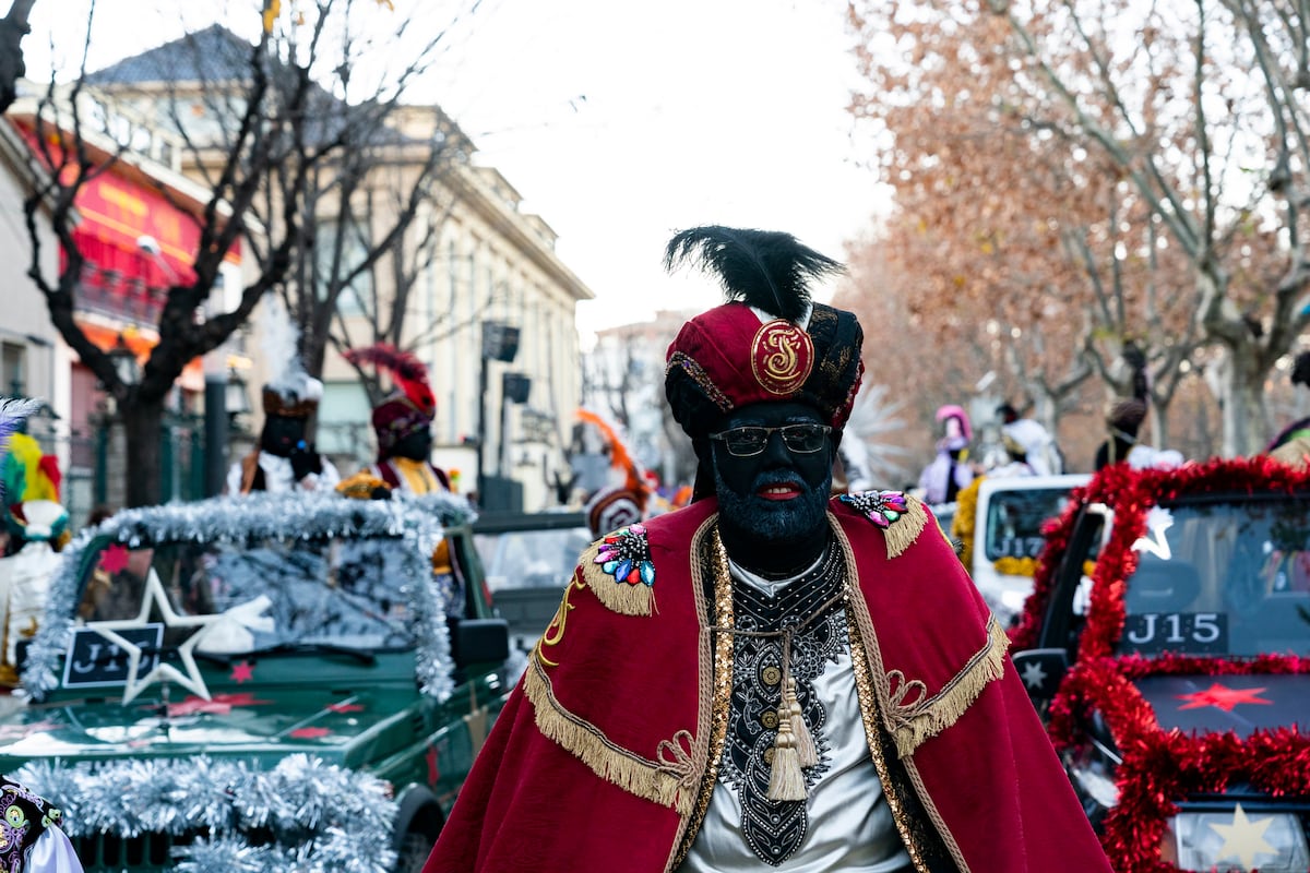 Blancos con la cara pintada de negro: el racismo empaña las cabalgatas de Reyes | Sociedad