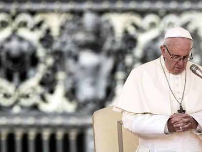 El papa Francisco reza en San Pedro en el Vaticano, en agosto.