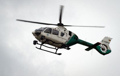 Un helicòpter sobrevola la zona del centre comercial on s'ha produït un tiroteig a Munic, Alemanya.