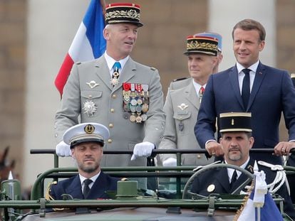 El presidente Macron, junto con el jefe del Estado Mayor, general Lecointre, en el desfile de la fiesta nacional francesa, el 14 de julio, de 2020.
