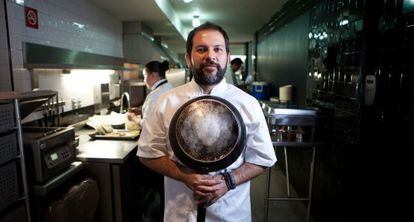 Enrique Olvera, con una sartén en la mano, en su restaurante Pujol.