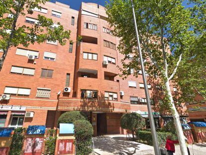 Bloque de viviendas de Puente de Vallecas donde fue hallado el cadáver de un hombre.