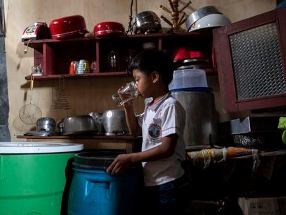 Un niño bebe agua dentro de una casa en Iquitos. Antes de hacerlo, debe asegurarse que no está contaminada. Un balde de agua tratada puede costar unos 3,5 soles (0,79 euros).