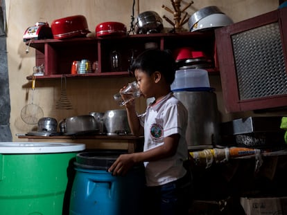 Un niño bebe agua dentro de una casa en Iquitos. Antes de hacerlo, debe asegurarse que no está contaminada. Un balde de agua tratada puede costar unos 3,5 soles (0,79 euros).