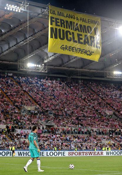 Una pancarta contra la energía nuclear colgada por activistas de Greenpeace en el Estadio Olímpico de Roma durante la final de la Copa de Italia, el 29 de mayo.