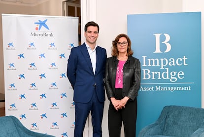 Arturo Benito, director general y cofundador de Impact Bridge, y Cristina González Viu, directora general de MicroBank.