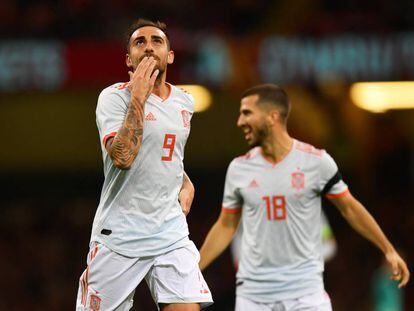 Paco Alcácer celebra su primer gol contra Gales.