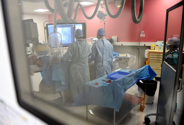 Dos médicos tratan a un paciente con coronavirus en el hospital Jean Bernard en Valenciennes (Francia), este martes.