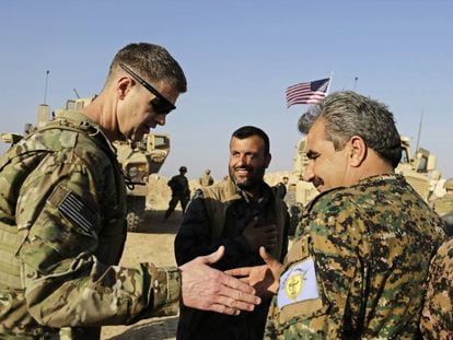 El general de divisi&oacute;n estadounidense Jamie Jarrord saluda al comandante Consejo Militar de Manbij Muahmmed Abu Adeel durante una visita a un puesto de vigilancia cercano a la ciudad