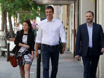 Pedro S&aacute;nchez llega a la sede del PSOE en la calle Ferraz junto a Adriana Lastra y Jos&eacute; Luis &Aacute;balos
