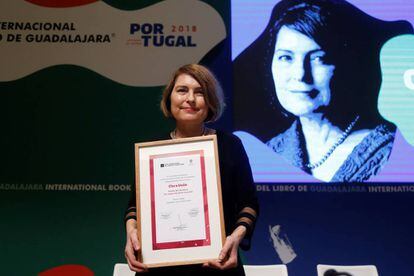 La escritora española Clara Usón posa tras recibir el Premio de Literatura Sor Juana Inés de la Cruz.