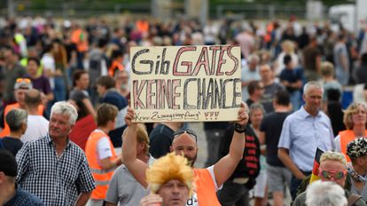 Un manifestante sujeta una pancarta contra Bill Gates y la vacunación obligatoria durante una manifestación en Stuttgart, el pasado sábado.