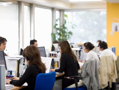 Trabajadores de un servicio de atención al cliente, en una imagen de archivo.