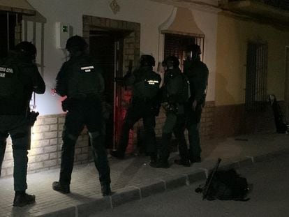 Agentes de la Guardia Civil participan en una entrada para registro en Puerto Serrano, este jueves de madrugada.