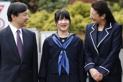 El príncipe Naruhito, heredero de Japón, junto a su hija Aiko (en el centro) y su esposa la princesa Masako, en marzo de 2017.
