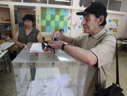 Un hombre vota en un colegio electoral de Atenas.