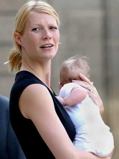Gwyneth Paltrow carga a su bebé, Apple, en septiembre 5 de 2004.