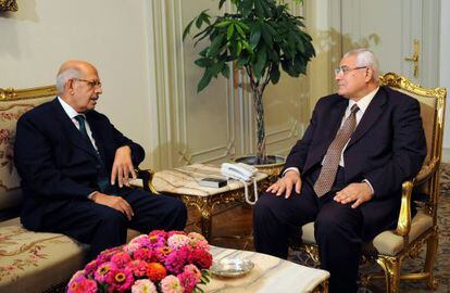 El Baradei (izquierda), con el presidente interino, Adli Mansur, hoy en El Cairo.