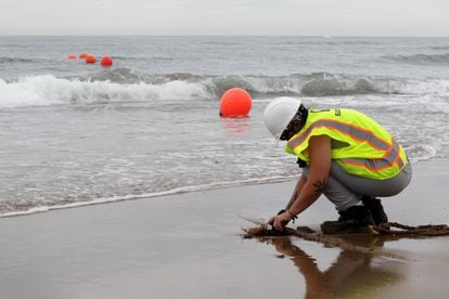 Puesta en marcha de la instalación de cable submarino Grace Hopper en la playa de Sopela (Bizkaia).