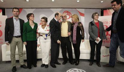 Rubalcaba, junto a otros socialistas, en la clausura del acto organizado en la sede del PSOE para homenajear a la Constituci&oacute;n.