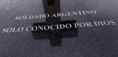 Lápida de un soldado argentino sin identificar en las Islas Malvinas.