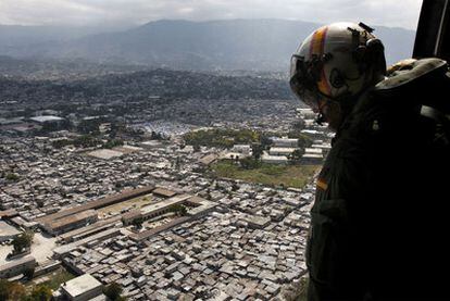Un helicóptero español sobrevuela Puerto Príncipe tras el terremoto en Haití el pasado enero.