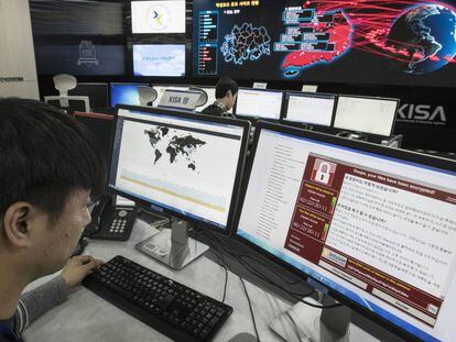 Un técnico monitoriza la acción de un ciberataque en Corea del Sur.