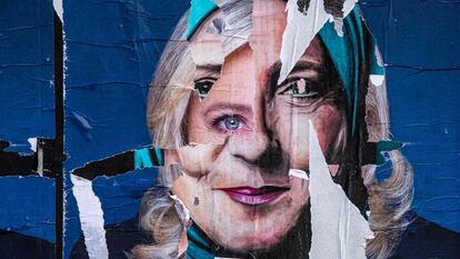 Restos de un cartel electoral de Marine Le Pen, en París, el pasado 9 de abril.