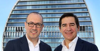 Onur Genç, consejero delegado de BBVA, junto a Carlos Torres, presidente.