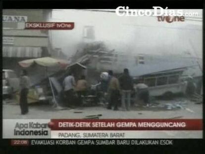Miles de atrapados y 75 muertos en el terremoto de Indonesia