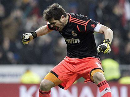 Casillas celebra el tercer gol del Madrid.
