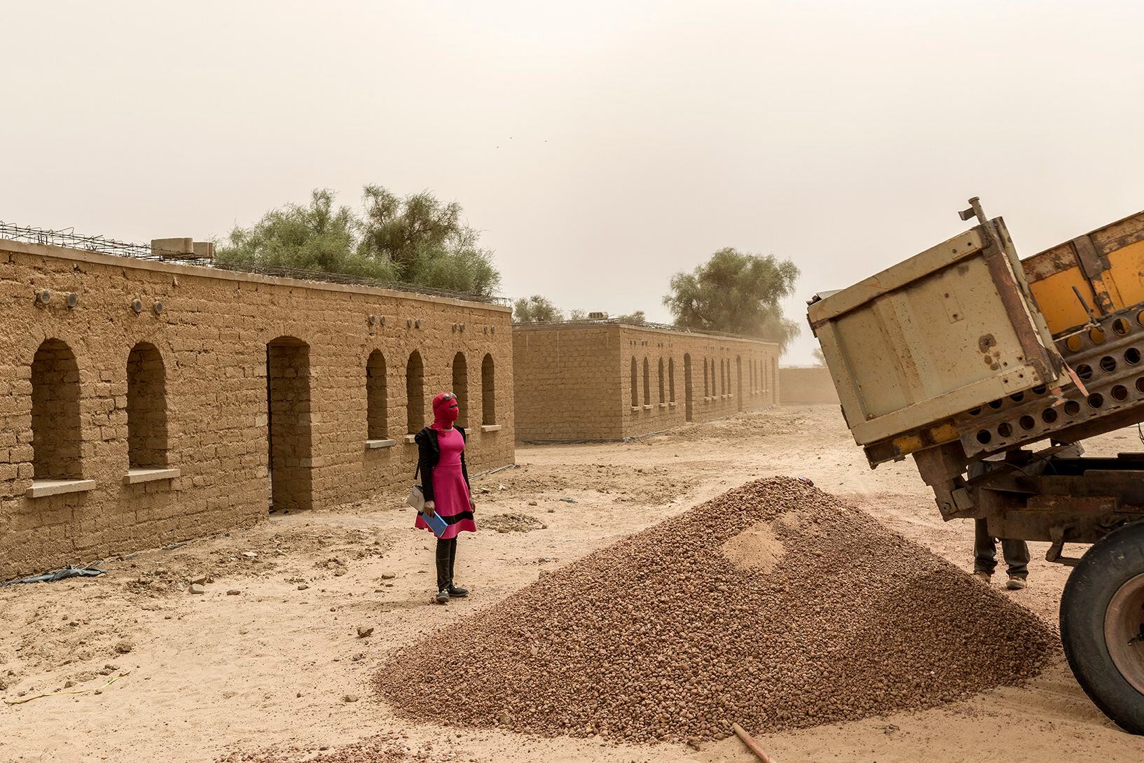 Habi, joven de la escuela taller de Kaedi (Mauritania) que trabaja como encargada de obra.