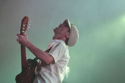 Manu Chao espole&oacute; los &aacute;nimos de miles de sus seguidores en el Prat del Llobregat/ 