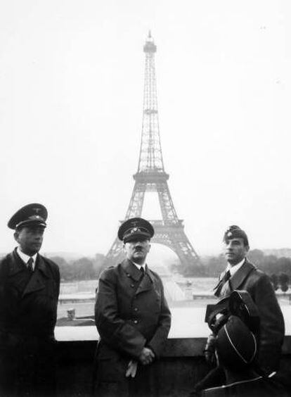 Hitler en 1940, junto a Speer y Arno Breker. En el &aacute;ngulo, filmando, Walter Frentz. La foto es de Hoffmann.