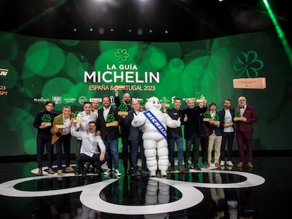 Foto de familia de los cocineros que han conseguido la estrella verde durante la gala de la Guía Michelin 2023, celebrada el 22 de noviembre de 2022 en Toledo.