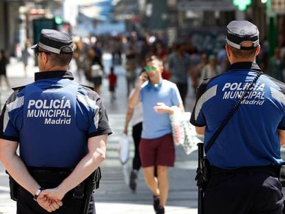 Agentes de la Polic&iacute;a Municipal de Madrid, en una c&eacute;ntrica calle de la capital. 