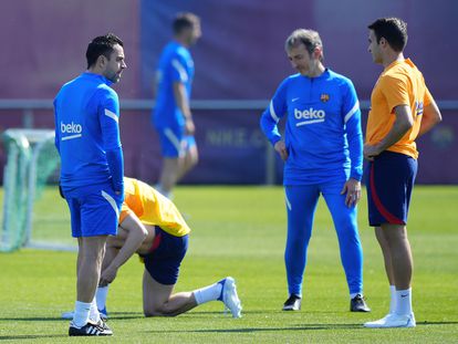 Xavi Hernández conversa Eric García, durante el entrenamiento del Barcelona.