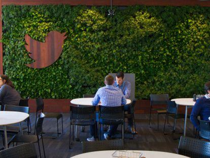 Muro de plantas en la cafeter&iacute;a de la sede de Twitter en San Francisco (California).