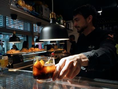 Un camarero sirve una bebida en un bar de Valladolid, este miércoles.