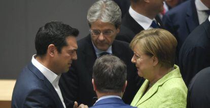 El primer ministro griego, Alexis Tsipras (izquierda), la canciller alemana, Angela Merkel, y el primer ministro italiano, Paolo Gentiloni, conversan en la cumbre.