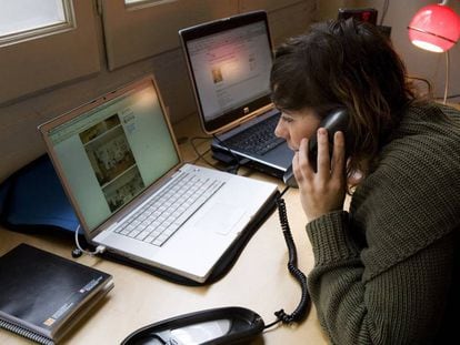 Una mujer habla por tel&eacute;fono.