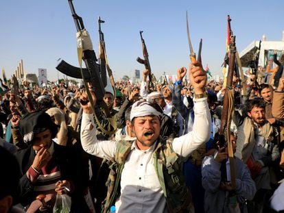 Un grupo de militares levantan sus armas durante una protesta tras los ataques de Estados Unidos y Reino Unido a los rebeldes hutíes en Yemen, este viernes en Saná.