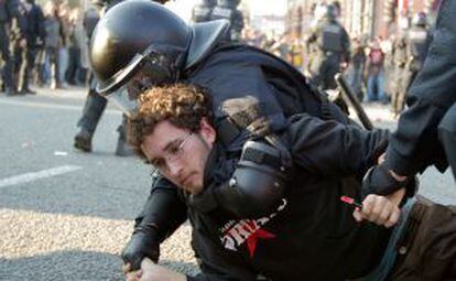 Los Mossos detienen al menos a una persona frente a la entrada del Congreso Mundial de Móviles, en Barcelona.