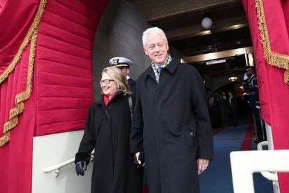 Los Clinton, cogidos de la mano, llegan a la ceremonia de toma de posesión de Obama.