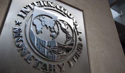 Placa en la sede del FMI, en Washington.