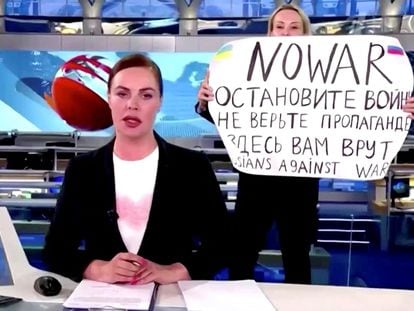 Marina Ovsianikova, trabajadora de la televisión rusa, protesta contra la invasión de Ucrania en directo.
