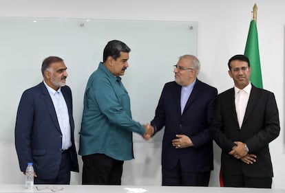 El presidente de Venezuela, Nicolás Maduro, saluda al ministro de Petróleo de Irán, Yavad Owji, el 2 de mayo en el Palacio de Miraflores.