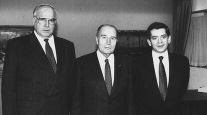 De izquierda a derecha: el excanciller alemán Helmut Kohl, el expresidente de Francia, François Mitterrand, y Enrique Barón.